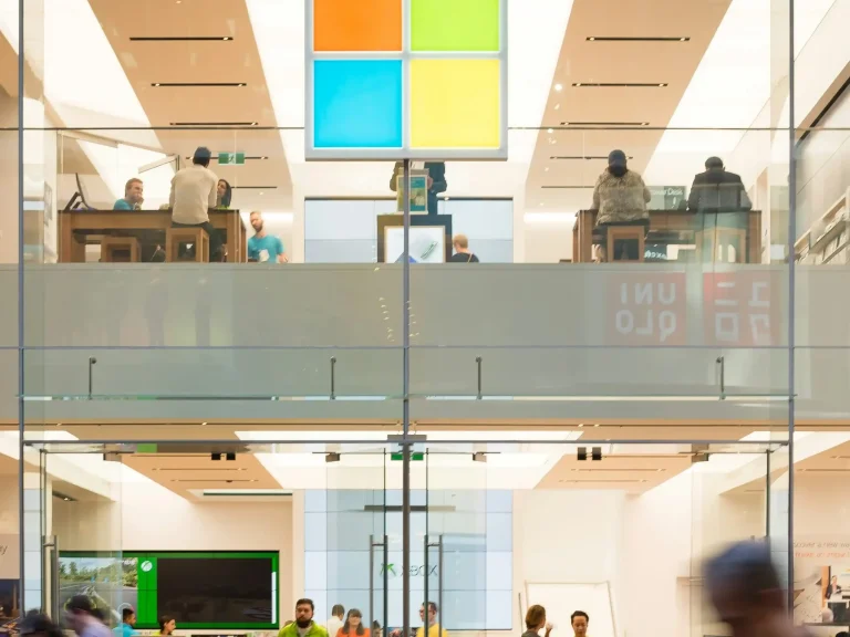 microsoft-edge-controleur-acces-dma Illustration du navigateur Microsoft Edge devant les symboles numériques de l’Union européenne